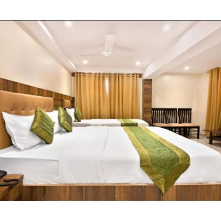 Rk Hotel-Near Grant Road Railway Station Bombaim Exterior foto