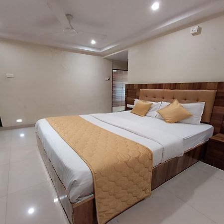 Rk Hotel-Near Grant Road Railway Station Bombaim Exterior foto