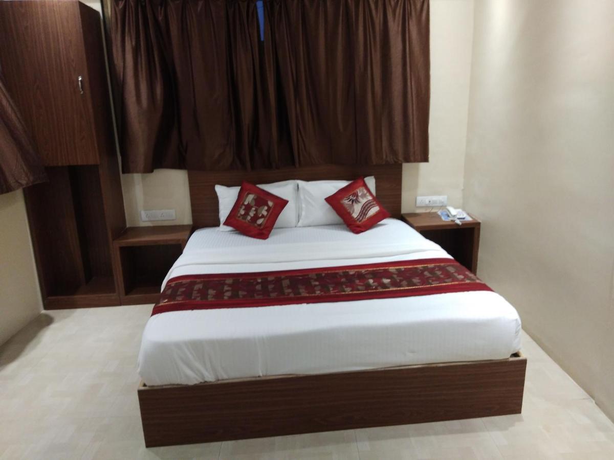 Rk Hotel-Near Grant Road Railway Station Bombaim Exterior foto