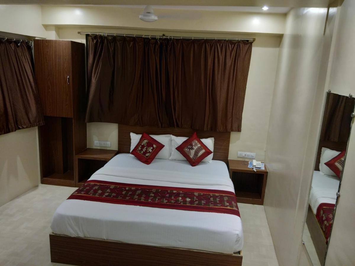 Rk Hotel-Near Grant Road Railway Station Bombaim Exterior foto