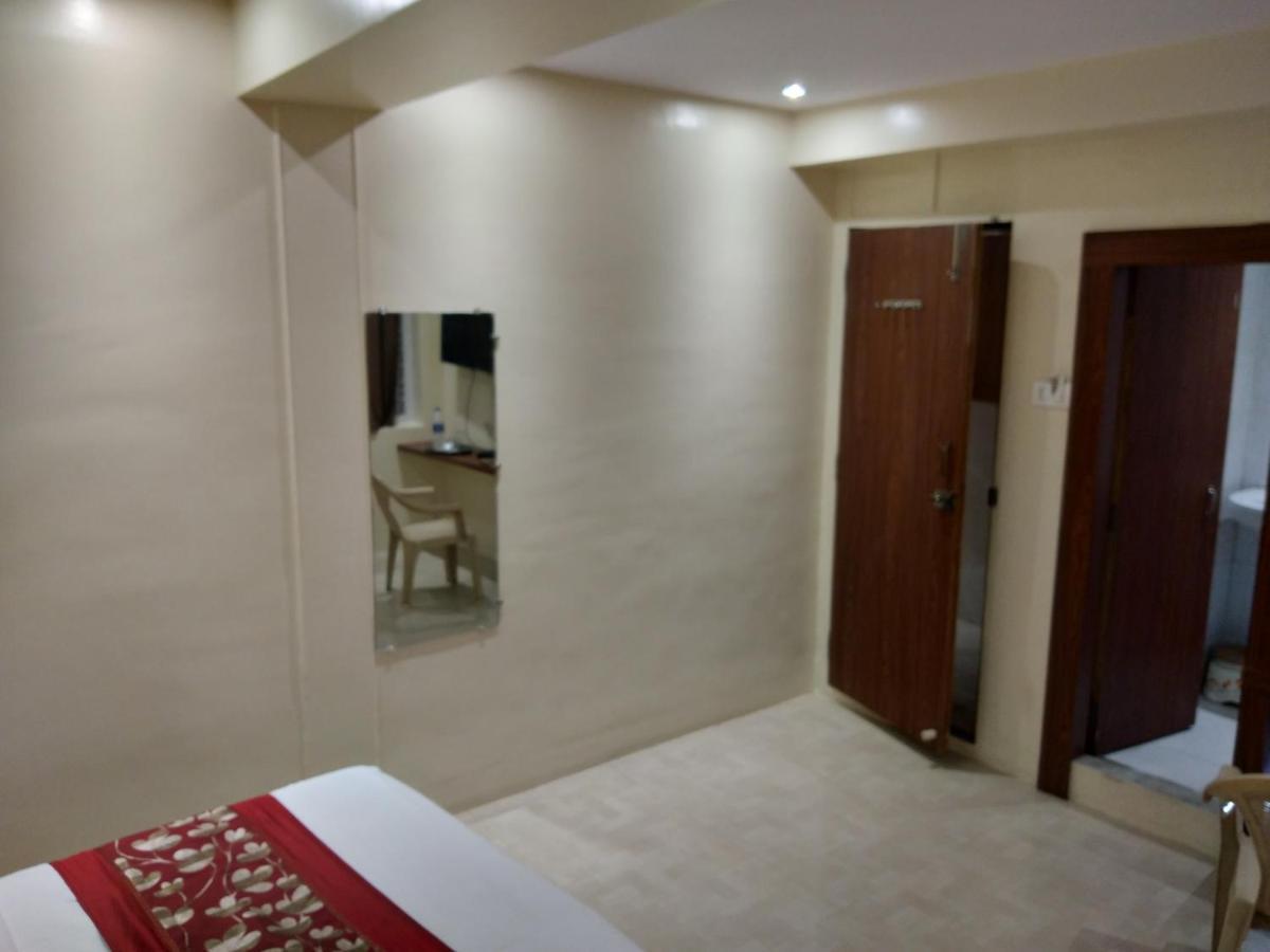 Rk Hotel-Near Grant Road Railway Station Bombaim Exterior foto
