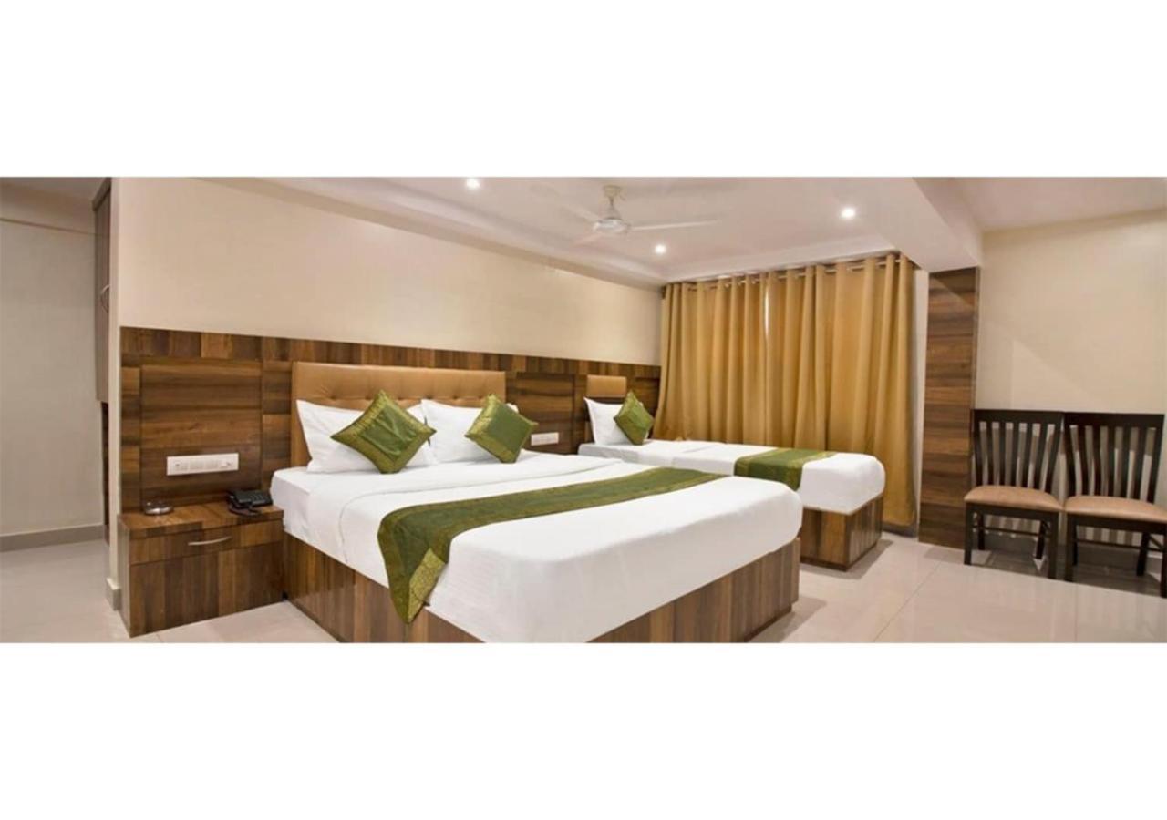 Rk Hotel-Near Grant Road Railway Station Bombaim Exterior foto