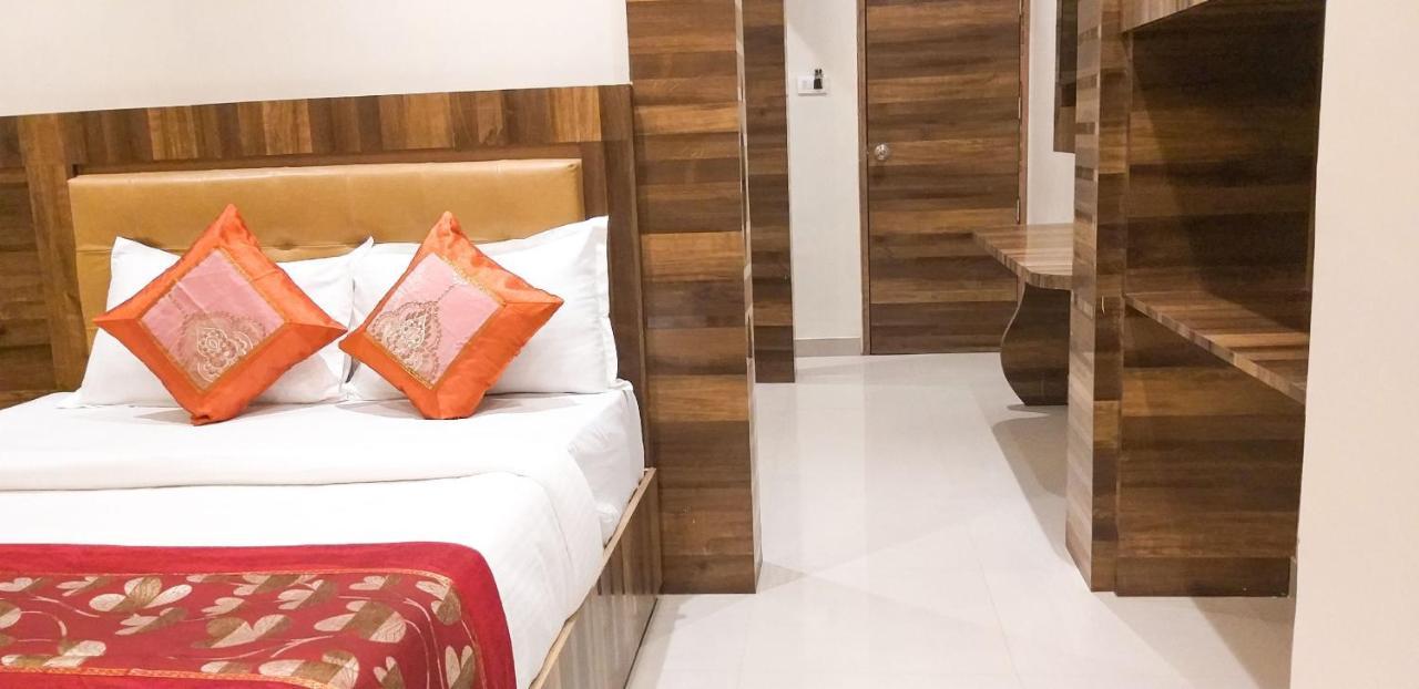 Rk Hotel-Near Grant Road Railway Station Bombaim Exterior foto