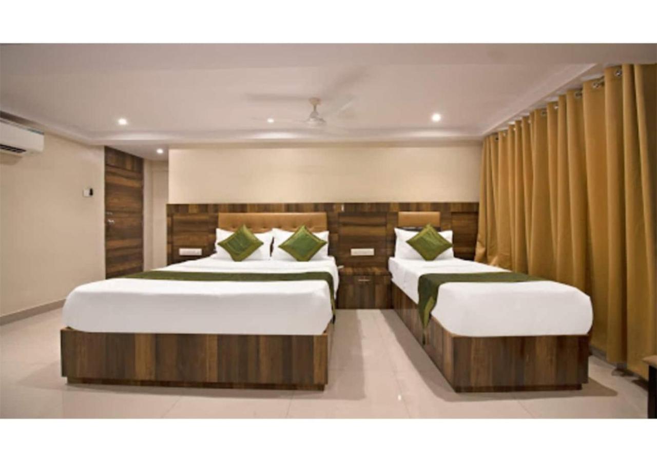 Rk Hotel-Near Grant Road Railway Station Bombaim Exterior foto