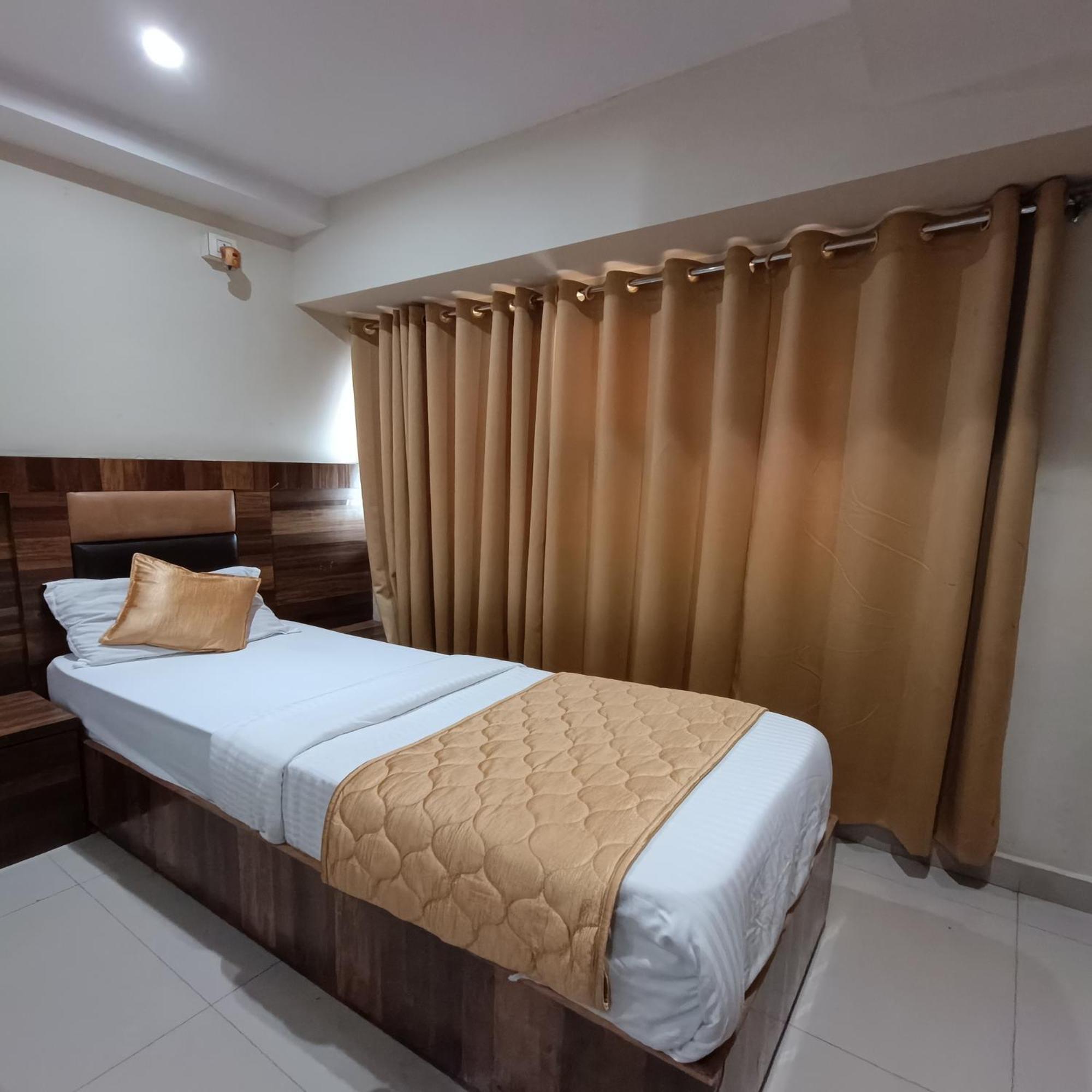 Rk Hotel-Near Grant Road Railway Station Bombaim Exterior foto