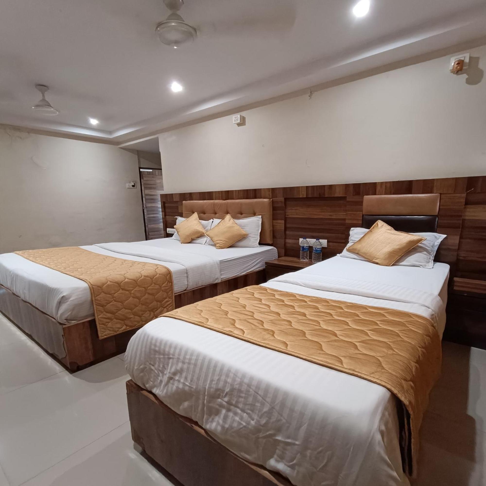Rk Hotel-Near Grant Road Railway Station Bombaim Exterior foto