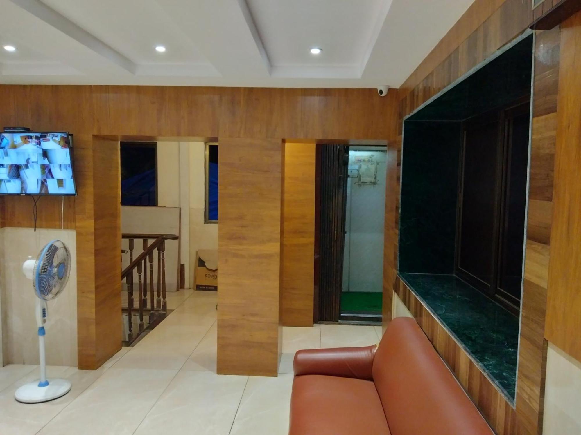 Rk Hotel-Near Grant Road Railway Station Bombaim Exterior foto