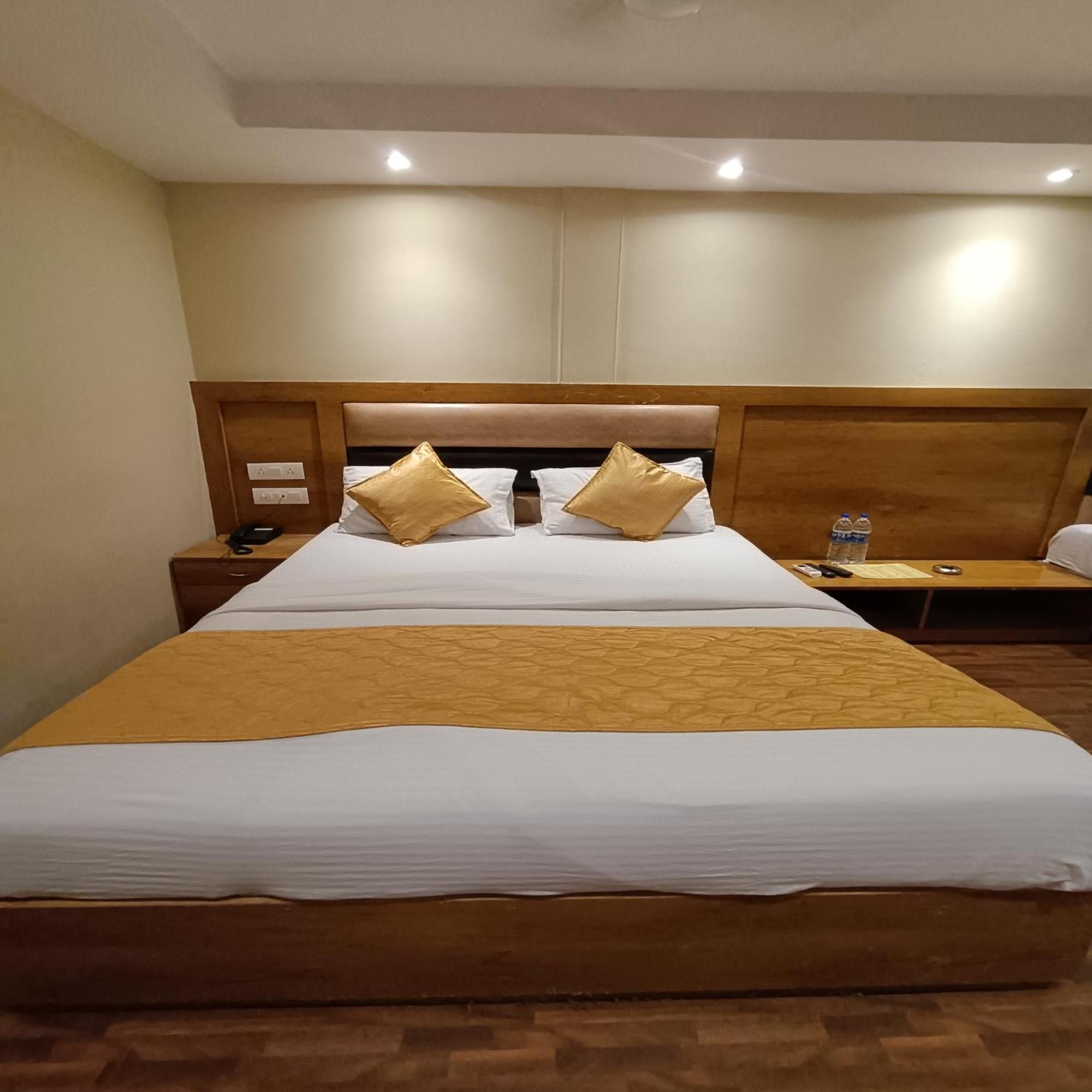 Rk Hotel-Near Grant Road Railway Station Bombaim Exterior foto