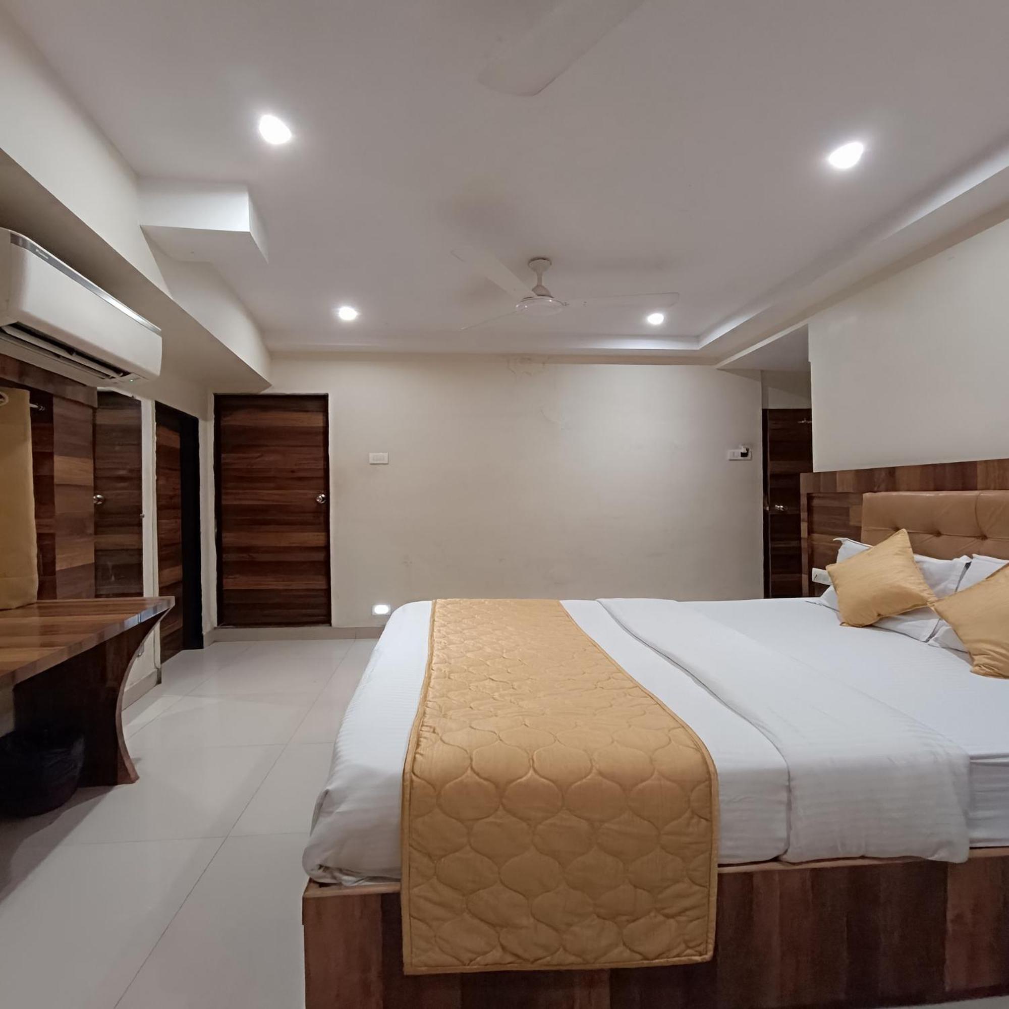 Rk Hotel-Near Grant Road Railway Station Bombaim Exterior foto