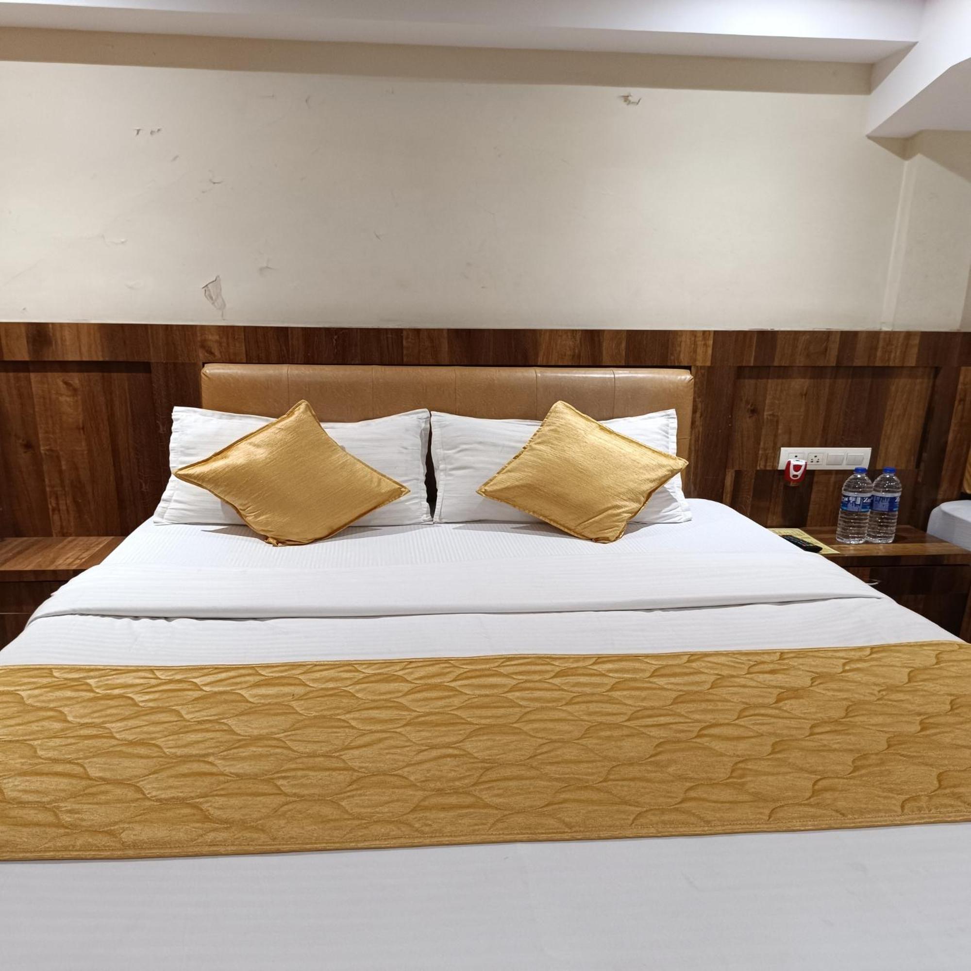 Rk Hotel-Near Grant Road Railway Station Bombaim Exterior foto